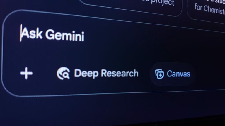 Captura de tela de um computador exibindo o texto "Ask Gemini" em destaque. Abaixo, há dois botões: um com o rótulo "Deep Research" acompanhado de um ícone de lupa, e outro com o rótulo "Canvas" com um ícone que lembra uma tela de desenho. (Google)