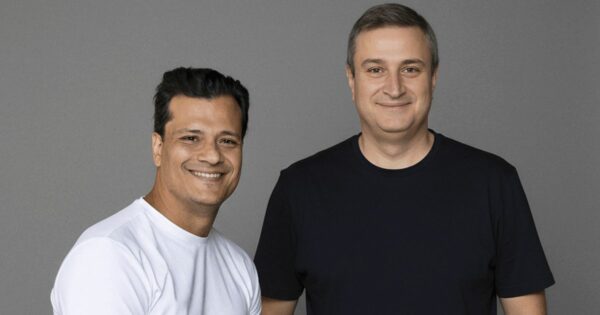 Juliano Tubino, CEO do Grupo Alun, e Junior Borneli, fundador e CEO da StartSe