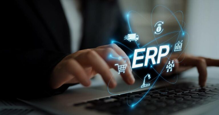 Pessoa digitando em um laptop, com a palavra “ERP” em destaque sobreposta à imagem, cercada por ícones digitais que representam logística, finanças, compras, produção e gestão de dados. Representação do uso de sistemas ERP na administração empresarial. (TK Elevator)