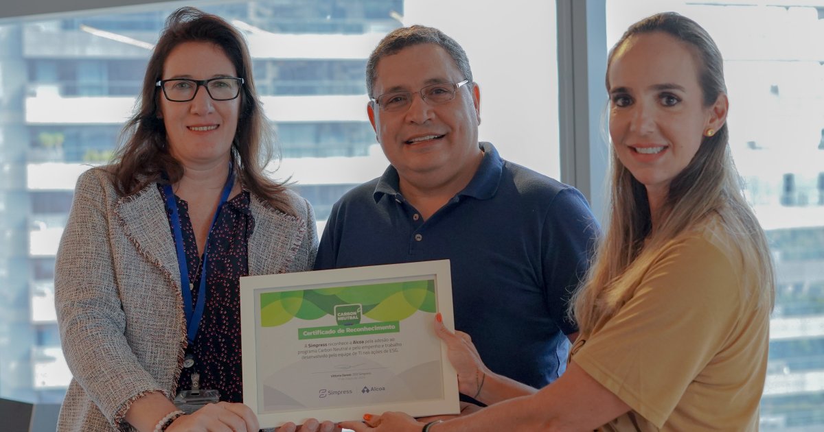 Da esquerda para a direita: Renata Maniero, CIO da Alcoa; Daniel Santos, presidente da Alcoa Brasil; e Fabiana Esteves, diretora comercial da Simpress CO₂