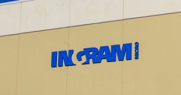 Fachada de um prédio comercial com o logotipo da empresa "Ingram Micro" em destaque. O nome da empresa está escrito em letras maiúsculas azuis, fixado na parte superior da estrutura, indicando a presença da marca no local. (BRLink)