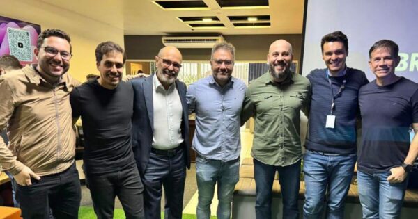 Da esquerda para a direita: Robson Oliveira, COO Lincros; André Britto, CFO Sankhya; Gualtiero Schlichting, Conselheiro Lincros; Ricardo Heidorn, CRO Lincros; Jean Pereira, CTO Lincros; André Jacinto, CEO Lincros; Felipe Calixto, CEO Sankhya. Crédito: Divulgação