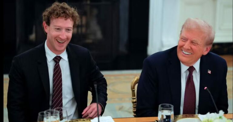 Donald Trump e Mark Zuckerberg sorriem durante um jantar privado para líderes de tecnologia. Imagem: REUTERS/Brian Snyder