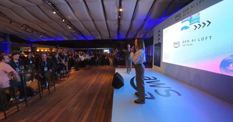 Imagem: Divulgação Karina Lima, head de startups da AWS no evento Gen AI Loft