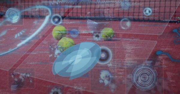 A imagem mostra uma quadra de tênis com várias bolas amarelas espalhadas próximo à rede. Sobreposta ao cenário, há uma camada digital de gráficos futuristas e elementos de interface de dados, como círculos concêntricos, linhas de frequência, mapas e códigos. O efeito transmite a ideia de análise tecnológica aplicada ao esporte, remetendo a conceitos como inteligência artificial, estatísticas em tempo real e monitoramento de desempenho em partidas de tênis. É uma representação visual da fusão entre esporte tradicional e inovação digital.
