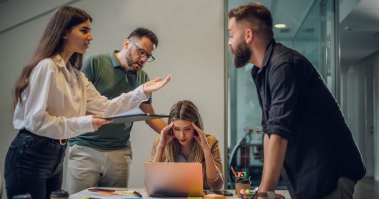 estresse, trabalho, emprego, equipe, empresa, liderança, briga, CIO