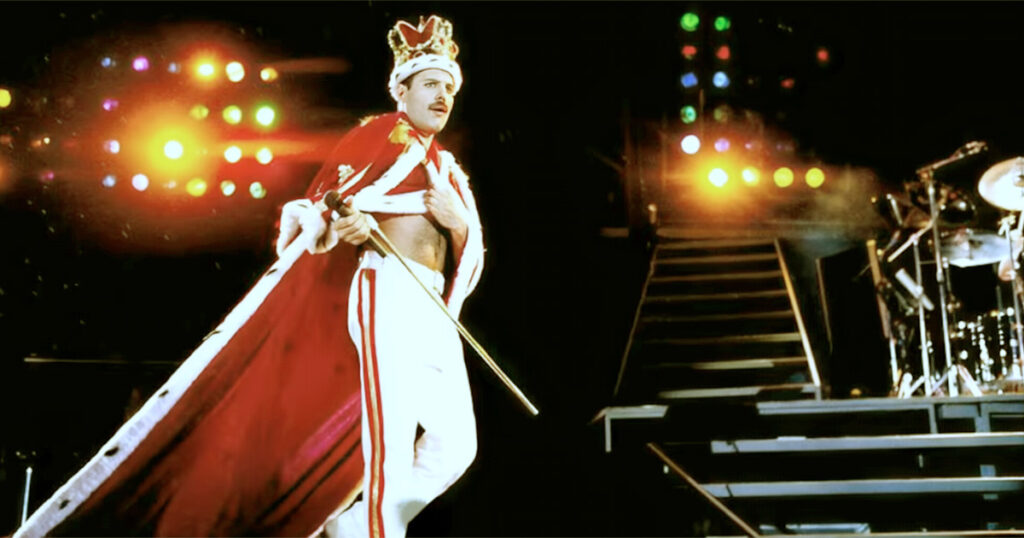 Freddie Mercury, compositor de “Bohemian Rhapsody” e vocalista do Queen, encerra show da banda – Foto: reprodução