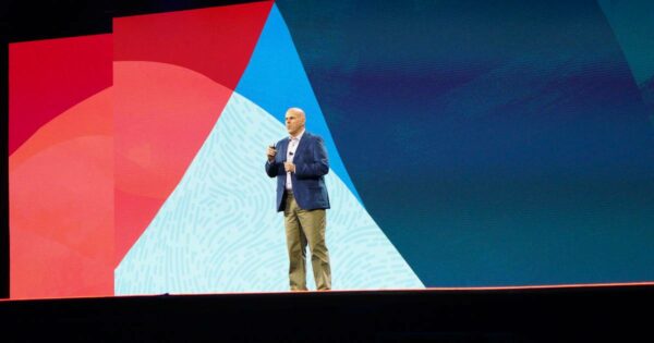 Mike Sicilia, coCEO da Oracle, na abertura do Oracle AI World 2025