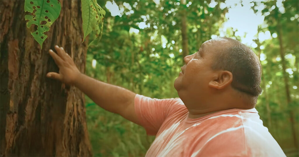 Roberto Brito de Mendonça, líder da comunidade Tumbira (AM), trocou o desmatamento ilegal pelo turismo ecológico – Foto: reprodução