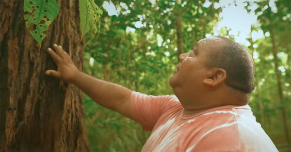 Roberto Brito de Mendonça, líder da comunidade Tumbira (AM), trocou o desmatamento ilegal pelo turismo ecológico – Foto: reprodução, amazonica