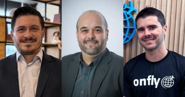Imagem em montagem com três executivos lado a lado: à esquerda, um homem de terno azul-marinho e camisa clara sorrindo, em ambiente interno com estante ao fundo; ao centro, um homem calvo com barba, usando terno escuro e posando diante de fundo neutro; à direita, um homem sorridente com camiseta preta da Onfly posando diante de parede de madeira com logotipo azul ao fundo. A legenda informa que são Anderson Buzzi, novo CTO e CPO da FastBuilt; Felipe Colvara, novo gerente comercial da Adentro; e João Amorim, novo CHRO da Onfly, apresentados como os executivos da semana.