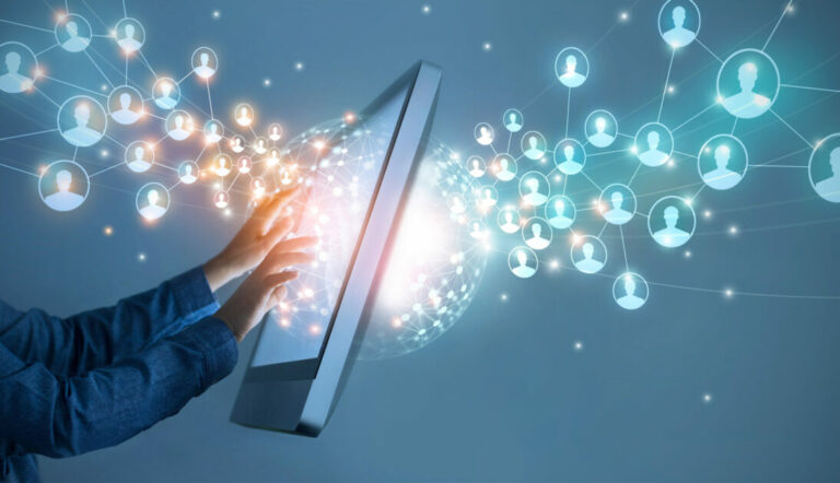 Empresário tocando, dados e redes de estrutura global troca a conexão do cliente na tela de interface digital, empresas de tecnologia e comunicação (marketing)