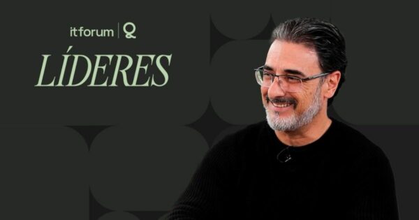 A imagem apresenta um cenário corporativo ou de mídia, com fundo escuro e elementos gráficos que remetem a um evento ou programa voltado para liderança e tecnologia (agentes)