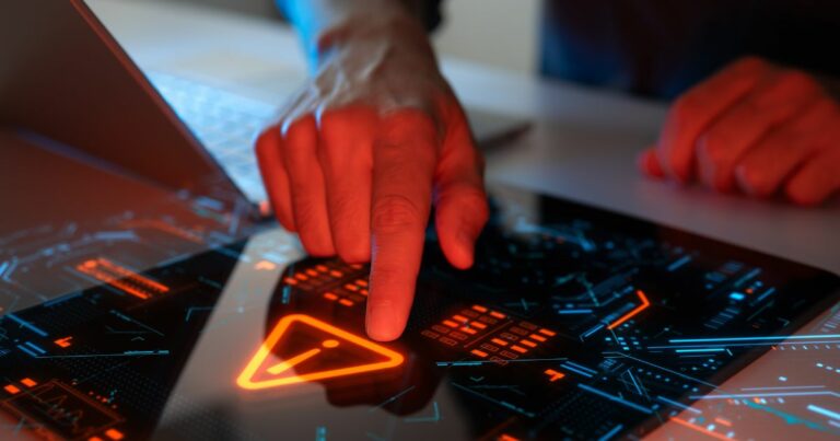 A imagem mostra uma cena tecnológica, provavelmente relacionada a segurança digital ou sistemas avançados. Há um dispositivo eletrônico (parece ser um tablet ou tela sensível ao toque) com gráficos futuristas e elementos de interface digital. (golpes, IA)