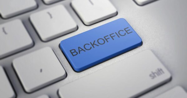 Um teclado de computador é mostrado em close-up, com uma tecla azul destacada no centro. Nessa tecla, está escrito “BACKOFFICE” em letras maiúsculas. O restante das teclas é cinza claro, criando contraste com a tecla azul. A composição dá ênfase ao termo, sugerindo foco em operações internas ou administrativas.