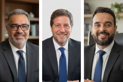 Três imagens lado a lado de pessoas vestindo terno escuro com camisa clara e gravata, em ambientes internos distintos, todos com enquadramento formal e corporativo.