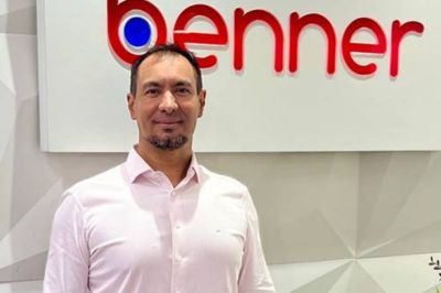Pessoa com camisa social rosa claro diante de logotipo “Benner”
Indivíduo usando camisa social rosa claro, posando em pé diante de uma parede com o logotipo da empresa “Benner”.
