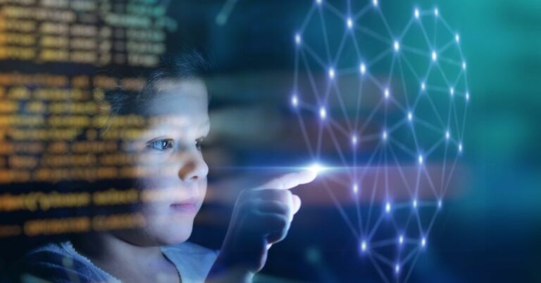 A imagem mostra um cenário tecnológico com uma mão apontando para uma estrutura digital composta por pontos luminosos conectados por linhas, formando uma rede semelhante a um padrão neural ou um rosto estilizado. À esquerda, há um fundo com códigos ou texto em estilo de programação, exibindo caracteres em tons de amarelo sobre um fundo escuro. A iluminação geral é azulada, com efeitos de luz que reforçam a ideia de tecnologia avançada, inteligência artificial ou interação digital. (ANPD)