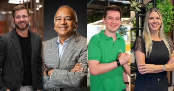 Primeira imagem (quatro pessoas lado a lado) Quatro pessoas aparecem em retratos individuais colocados lado a lado. A primeira usa um blazer escuro com camisa preta, em um ambiente corporativo com luzes desfocadas ao fundo. A segunda veste um terno cinza claro com camisa azul-clara, posando com os braços cruzados diante de um fundo escuro. A terceira usa uma camisa polo verde, em um ambiente de escritório com plantas e iluminação natural. A quarta está com blusa preta de mangas rendadas, em um ambiente decorado com plantas em estantes. (executivos)