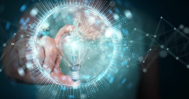 A imagem mostra uma mão segurando uma lâmpada dentro de uma esfera translúcida com efeitos luminosos ao redor, criando uma aparência futurista e tecnológica. Linhas e pontos conectados se estendem para fora da esfera, sugerindo conceitos de inovação, ideias e redes digitais. A iluminação é predominantemente azul e branca, com brilho intenso destacando a lâmpada como símbolo central de criatividade e soluções inteligentes. O fundo é abstrato, reforçando a temática de tecnologia e conexão. (inovação)