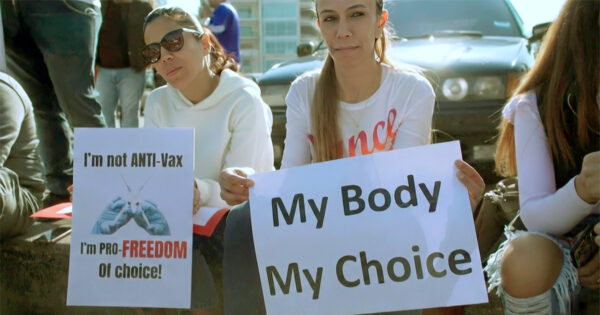 Manifestantes afirmam que não se vacinar é “liberdade de escolha”, argumento comum de influenciadores antivacinas - Foto: reprodução
