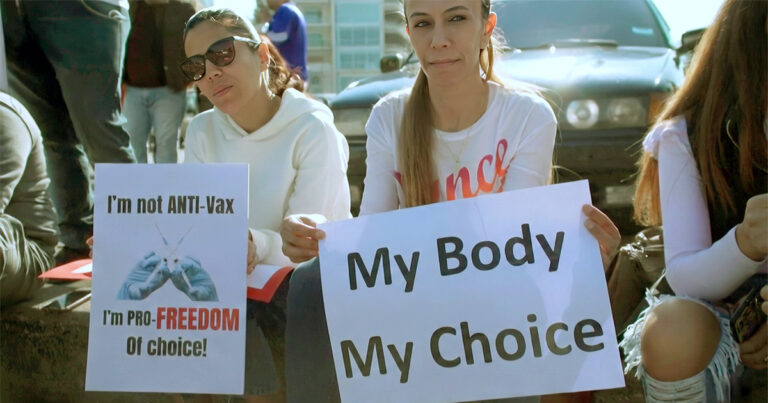 Manifestantes afirmam que não se vacinar é “liberdade de escolha”, argumento comum de influenciadores antivacinas - Foto: reprodução