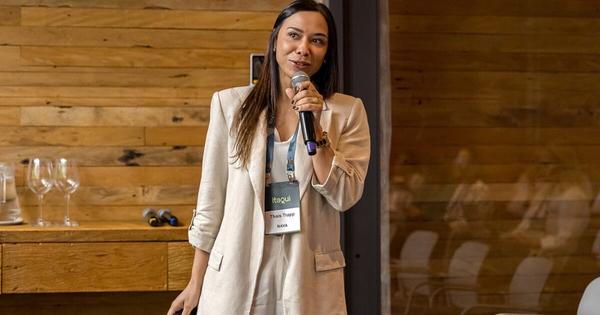 Thaís Trapp apresentando painel no IT Forum Marketing