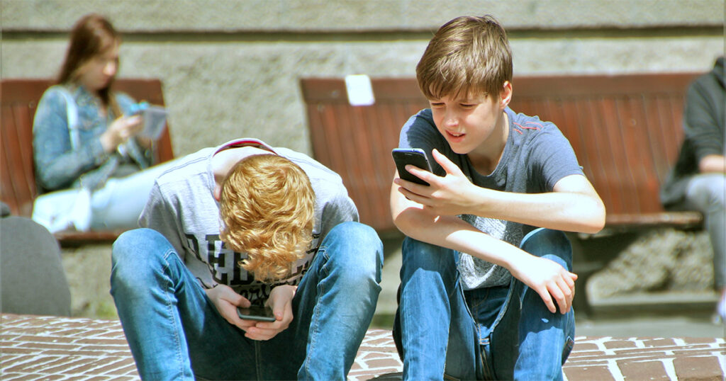Governos de vários países tentam restringir celulares e redes sociais a crianças e adolescentes – Foto: Pixabay/Creative Commons