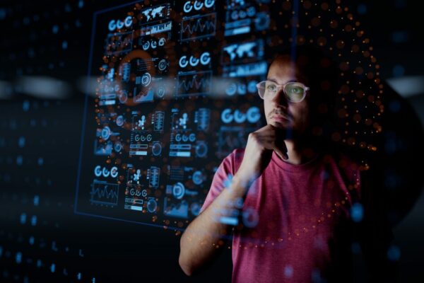 Homem pensando e analisando dados de inteligência artificial e tecnologia, com gráficos digitais e interfaces holográficas ao redor em ambiente futurista.