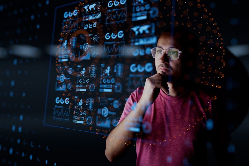 Homem pensando e analisando dados de inteligência artificial e tecnologia, com gráficos digitais e interfaces holográficas ao redor em ambiente futurista.