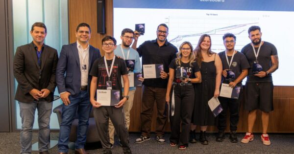 Fábio Gaspar, Renato Marinho, Lucas Freitas e equipe vencedora do Rapadura Hack Lab, representantes da cibersegurança do Hospital Israelita Albert Einstein (Imagem: divulgação)