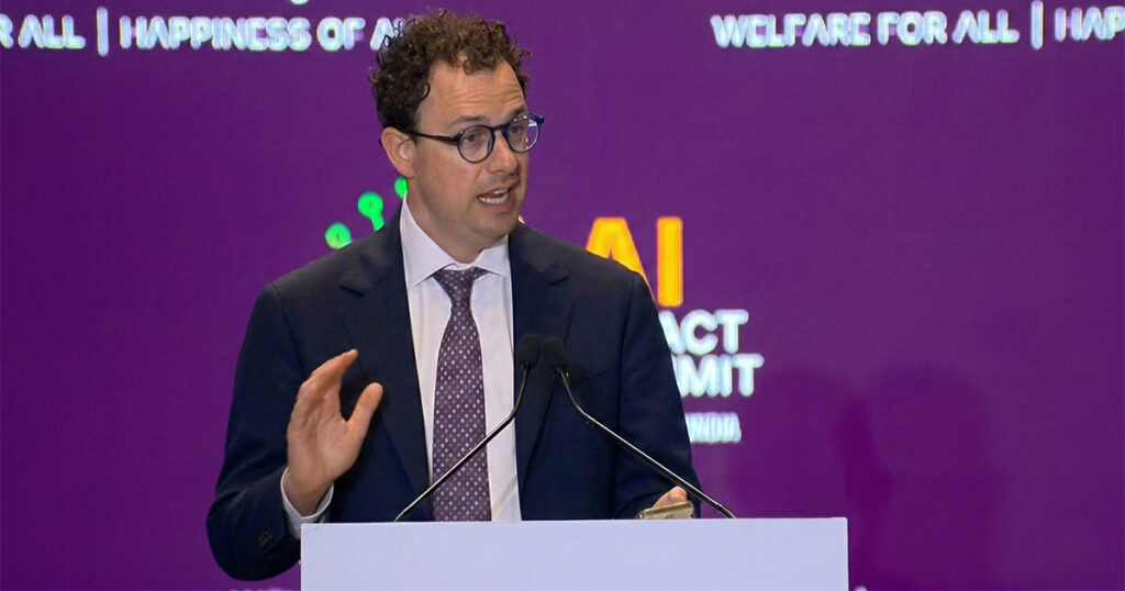 Dario Amodei, CEO da Anthropic, discursa no AI Impact Summit, que aconteceu há duas semanas, na Índia Foto: reprodução