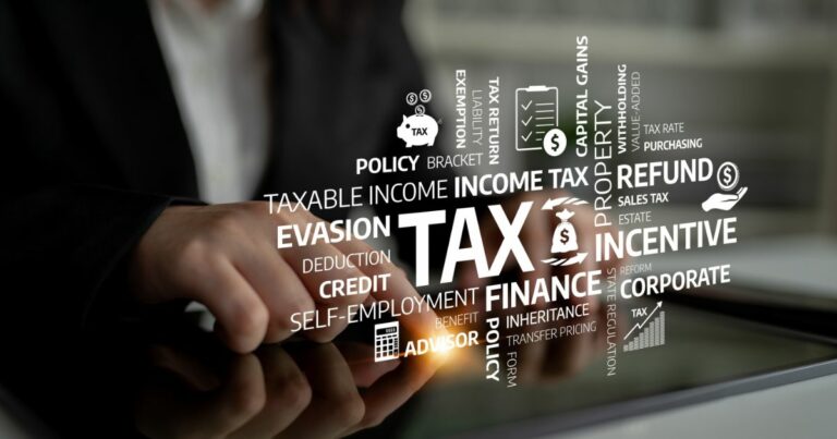 A imagem mostra uma pessoa usando uma tela sensível ao toque enquanto diversos termos relacionados a impostos aparecem sobrepostos de forma gráfica. As palavras incluem ‘TAX’, ‘INCOME TAX’, ‘REFUND’, ‘INCENTIVE’, ‘POLICY’, ‘TAX RETURN’, ‘TAXABLE INCOME’, ‘CREDIT’, ‘FINANCE’, ‘SELF‑EMPLOYMENT’, entre outras. Ícones de dinheiro, documentos, porcentagens e gráficos acompanham os termos. A cena tem um visual moderno e corporativo, com iluminação suave e foco nas mãos interagindo com o dispositivo. (crédito)