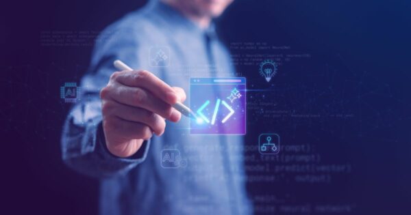 A imagem mostra uma pessoa utilizando uma caneta digital enquanto interage com uma interface holográfica transparente. A projeção exibe ícones e elementos visuais relacionados a programação e tecnologia, incluindo um símbolo de código entre colchetes, gráficos, circuitos e ícones de inteligência artificial. O fundo tem tonalidades de azul e roxo, reforçando uma atmosfera futurista e digital. (vibe coding)