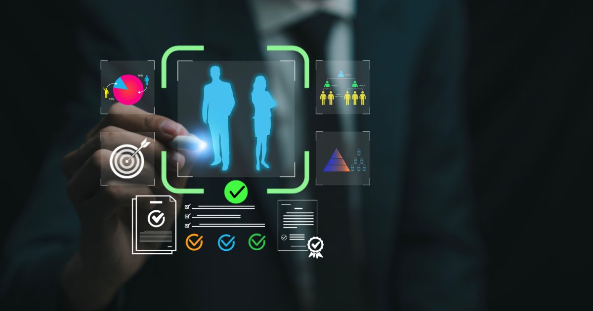 Imagem conceitual em ambiente escuro e corporativo mostrando uma mão humana interagindo com uma interface digital holográfica. No centro da interface, aparecem duas silhuetas humanas estilizadas, uma masculina e uma feminina, destacadas por um contorno verde com um ícone de verificação abaixo. Ao redor, há vários ícones gráficos representando dados e avaliações, como gráfico de pizza, alvo com setaó, lista de verificação, agrupamento de pessoas e pirâmide de níveis. A composição sugere análise de perfis, seleção de talentos, gestão de pessoas ou tomada de decisão baseada em dados. (IBSD)