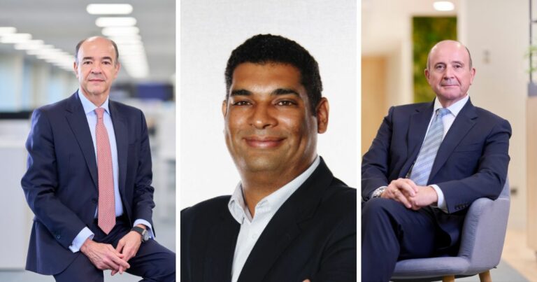 Imagem composta por três retratos posicionados lado a lado. À esquerda, há uma pessoa sentada em um ambiente corporativo, vestindo terno escuro, camisa clara e gravata, com mãos apoiadas sobre as pernas e fundo desfocado de escritório. Ao centro, há um retrato em fundo claro e neutro de uma pessoa vestindo blazer escuro e camisa clara, com braços cruzados e enquadramento mais próximo do rosto e parte superior do corpo. À direita, há uma pessoa sentada em uma poltrona em um ambiente interno moderno, vestindo terno escuro, camisa clara e gravata, com mãos apoiadas sobre as pernas e fundo desfocado com iluminação suave e elementos arquitetônicos. (Inetum)