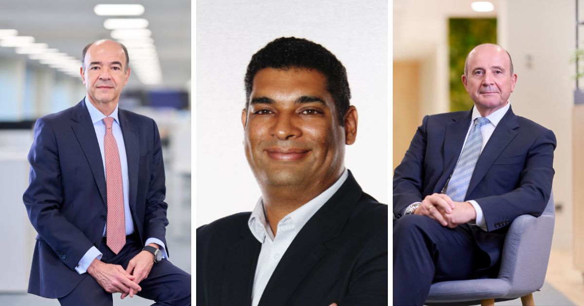 Imagem composta por três retratos posicionados lado a lado. À esquerda, há uma pessoa sentada em um ambiente corporativo, vestindo terno escuro, camisa clara e gravata, com mãos apoiadas sobre as pernas e fundo desfocado de escritório. Ao centro, há um retrato em fundo claro e neutro de uma pessoa vestindo blazer escuro e camisa clara, com braços cruzados e enquadramento mais próximo do rosto e parte superior do corpo. À direita, há uma pessoa sentada em uma poltrona em um ambiente interno moderno, vestindo terno escuro, camisa clara e gravata, com mãos apoiadas sobre as pernas e fundo desfocado com iluminação suave e elementos arquitetônicos. (Inetum)