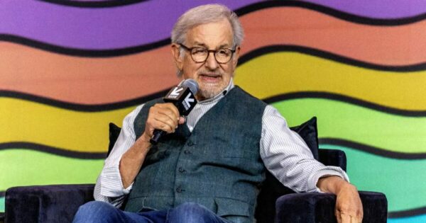 Steven Spielberg discursa no South by Southwest Film & TV Festival, em Austin, Texas. (Imagem: Gary Miller/FilmMagic via Getty Images)