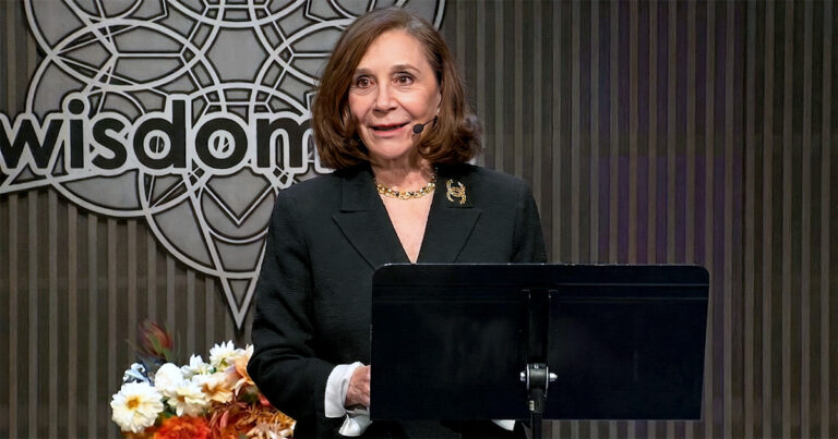 A pesquisadora Sherry Turkle, para quem as pessoas esperam da tecnologia saídas rápidas para problemas emocionais - Foto: reprodução