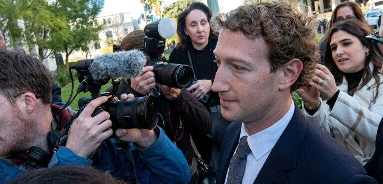 Mark Zuckerberg, CEO da Meta, chega para seu depoimento no Tribunal Superior da Califórnia, no dia 18 de fevereiro – Foto: reprodução
