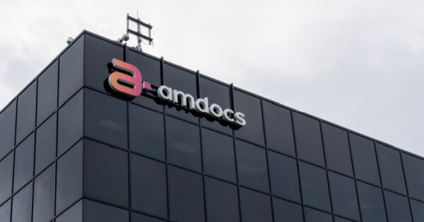 Predio preto com letreiro da Amdocs