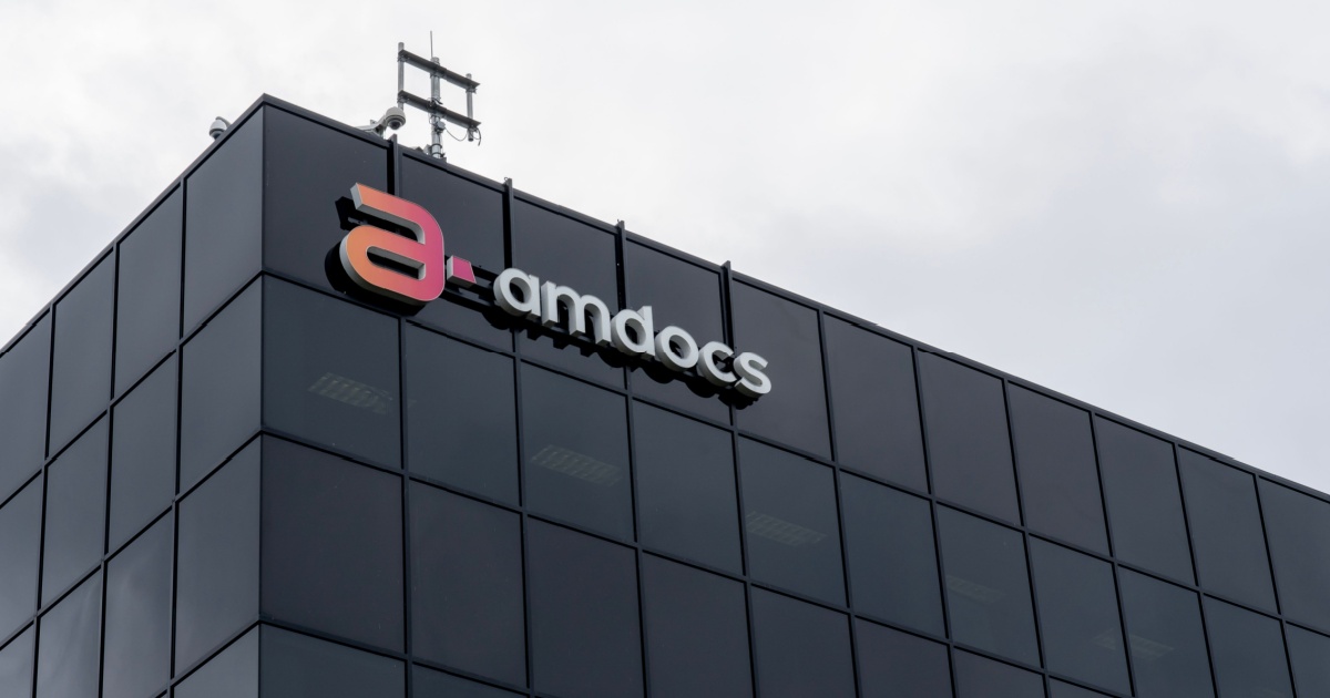 Predio preto com letreiro da Amdocs