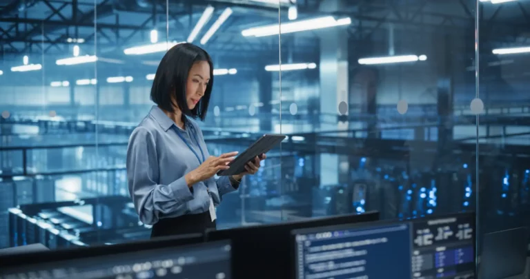 Mulher de negócios usando tablet em ambiente de data center, conceito de tecnologia, inovação e transformação digital.