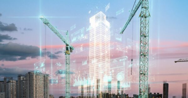 Cenário urbano ao entardecer com prédios ao fundo e dois guindastes de construção em primeiro plano. No centro da imagem, aparece a estrutura translúcida de um edifício alto em forma de projeção digital, sobreposta por gráficos, diagramas, ícones e interfaces tecnológicas, sugerindo dados, análise e digitalização na construção civil. O céu apresenta tons suaves de azul e rosa, e a cena combina elementos reais e virtuais. (patrimônio)