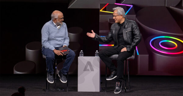 O CEO da Adobe, Shantanu Narayen (esquerda), conversa com Jensen Huang, CEO da Nvidia, no Adobe Summit 2026 – Foto: Paulo Silvestre