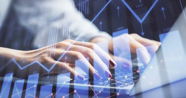 Imagem em close das mãos de uma pessoa digitando em um teclado de laptop. As unhas estão pintadas de vermelho escuro. Sobre a imagem, há uma sobreposição de gráficos financeiros digitais em tons de azul, com linhas, setas e barras apontando para cima, além de números e marcações, representando crescimento e análise de dados. A composição sugere atividades relacionadas a finanças, mercado de capitais, análise de desempenho ou ciência de dados em ambiente tecnológico. (IA agêntica, ciência)