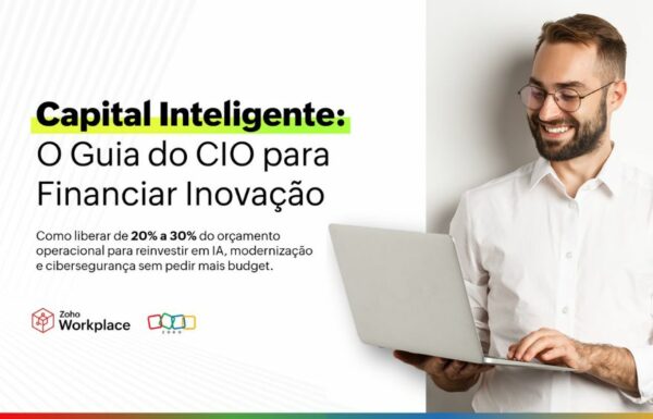 Imagem de um homem sorridente usando um laptop, promovendo o guia do CIO para financiar inovação, com destaque para 'Capital Inteligente'.