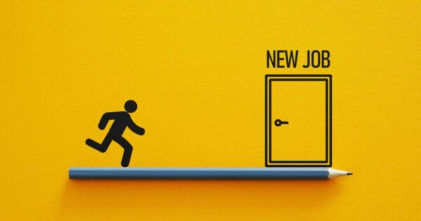 Ilustração em fundo amarelo mostrando um lápis azul na horizontal, usado como ponte. Sobre o lápis, há uma silhueta simples de pessoa correndo em direção a uma porta desenhada à direita, acima da qual aparece o texto ‘NEW JOB’. (tecnologia)