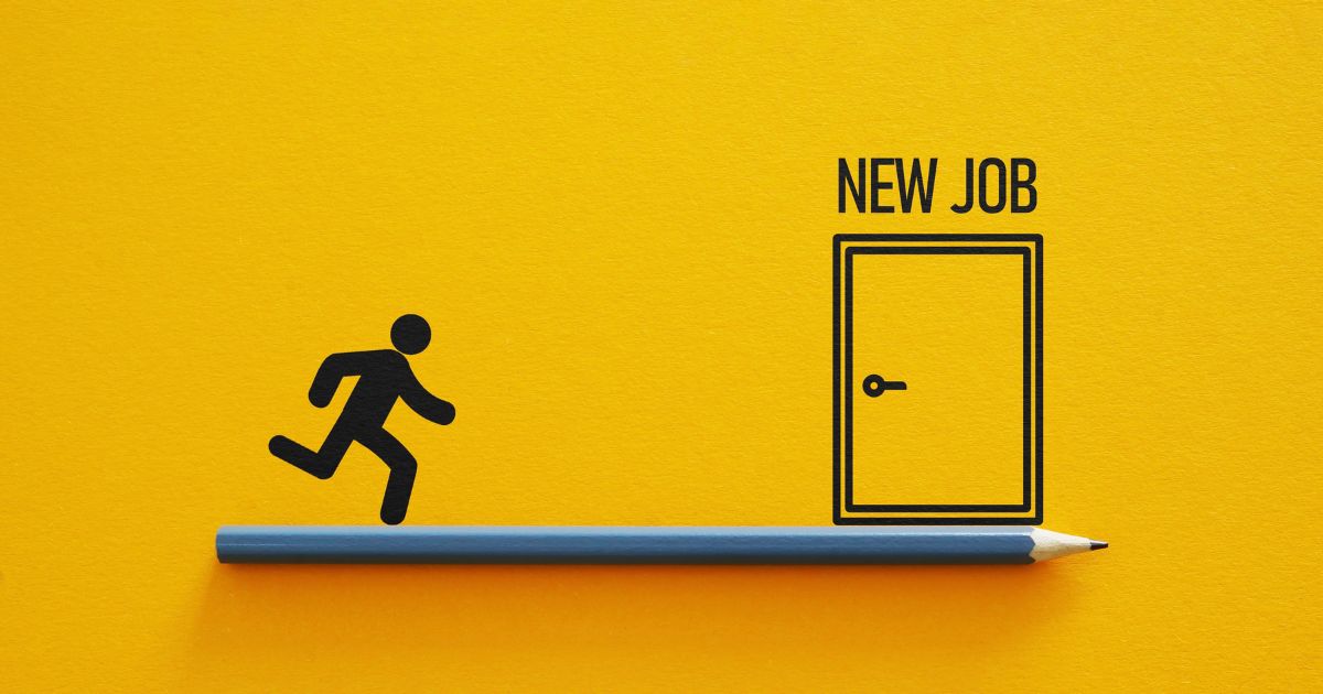 Ilustração em fundo amarelo mostrando um lápis azul na horizontal, usado como ponte. Sobre o lápis, há uma silhueta simples de pessoa correndo em direção a uma porta desenhada à direita, acima da qual aparece o texto ‘NEW JOB’. (tecnologia)