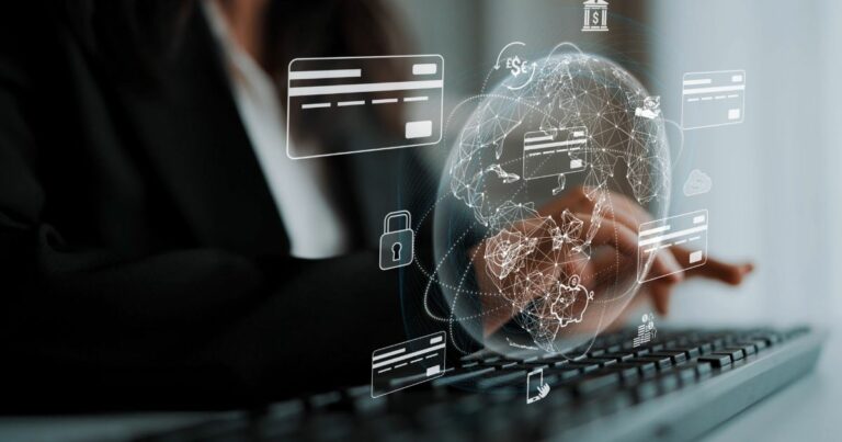 “Mãos de uma pessoa usando um teclado de computador, com elementos gráficos digitais sobrepostos. Há um globo formado por linhas e pontos, rodeado por ícones de cartões de crédito, cadeado de segurança, nuvem e símbolos financeiros, sugerindo transações digitais e segurança de dados. O fundo é desfocado, com foco nas mãos, no teclado e nos gráficos.” (financeiro)